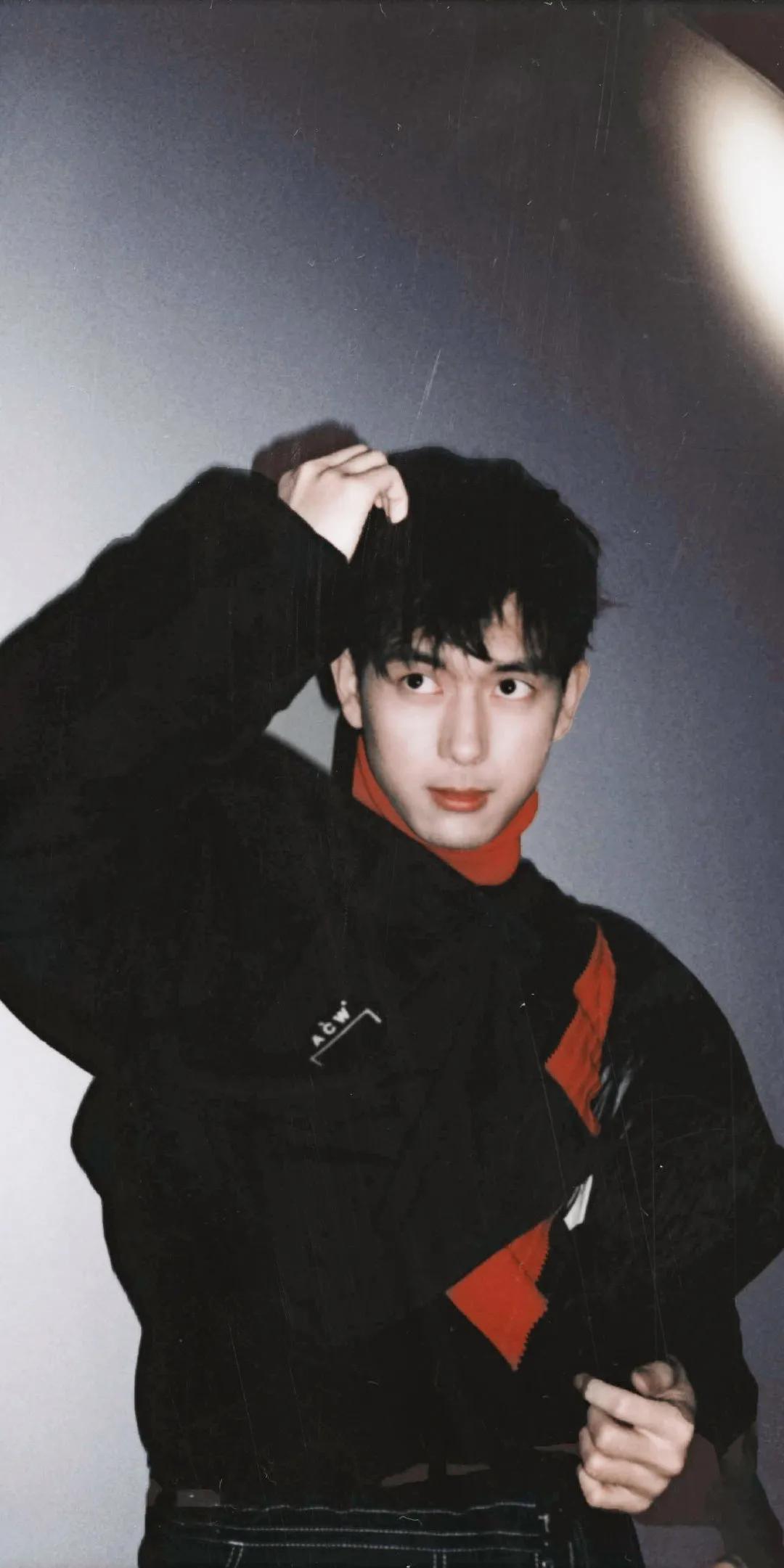 李现 演员 明星 帅哥 腹肌 竖屏壁纸