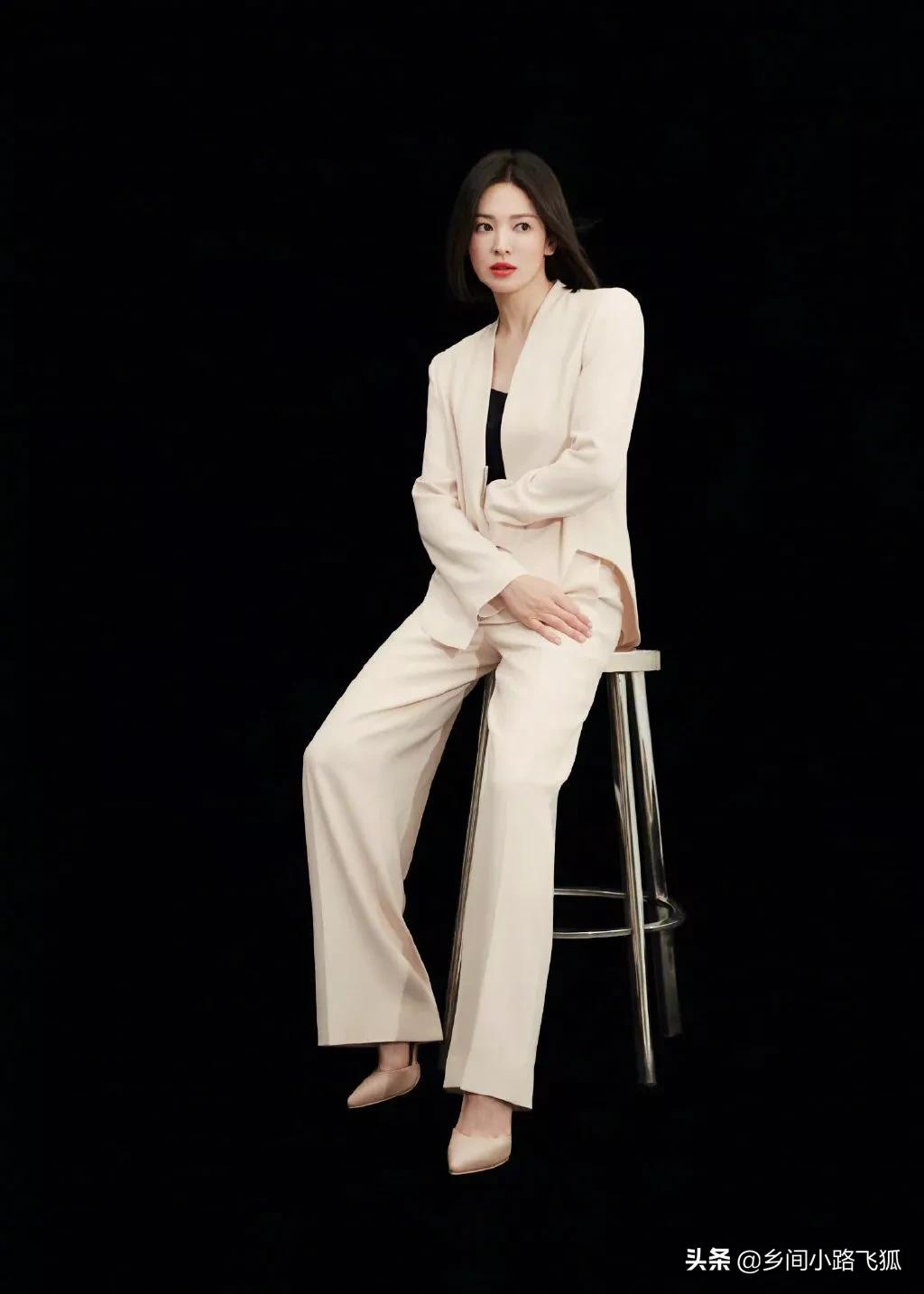 宋慧乔新照曝光，短发红唇又美又飒 ​​