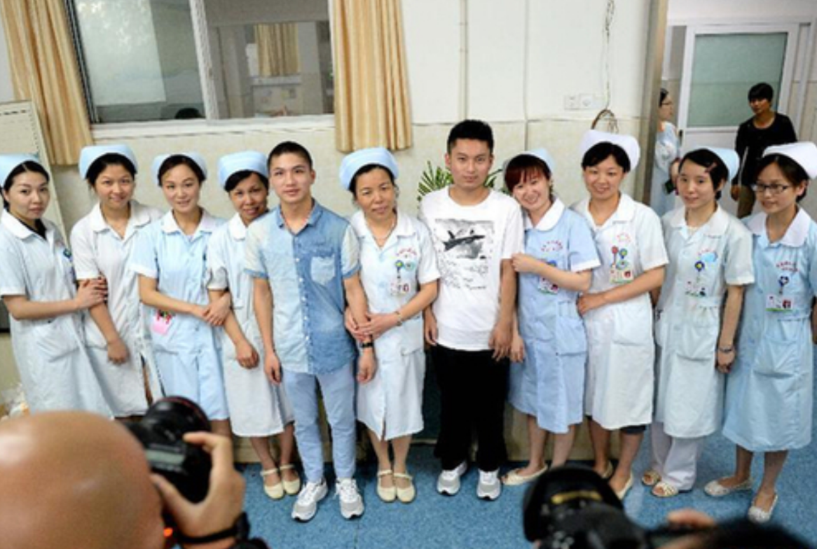 2014年，两名“夺刀少年”救下全车人后错过高考，后来怎么样了？