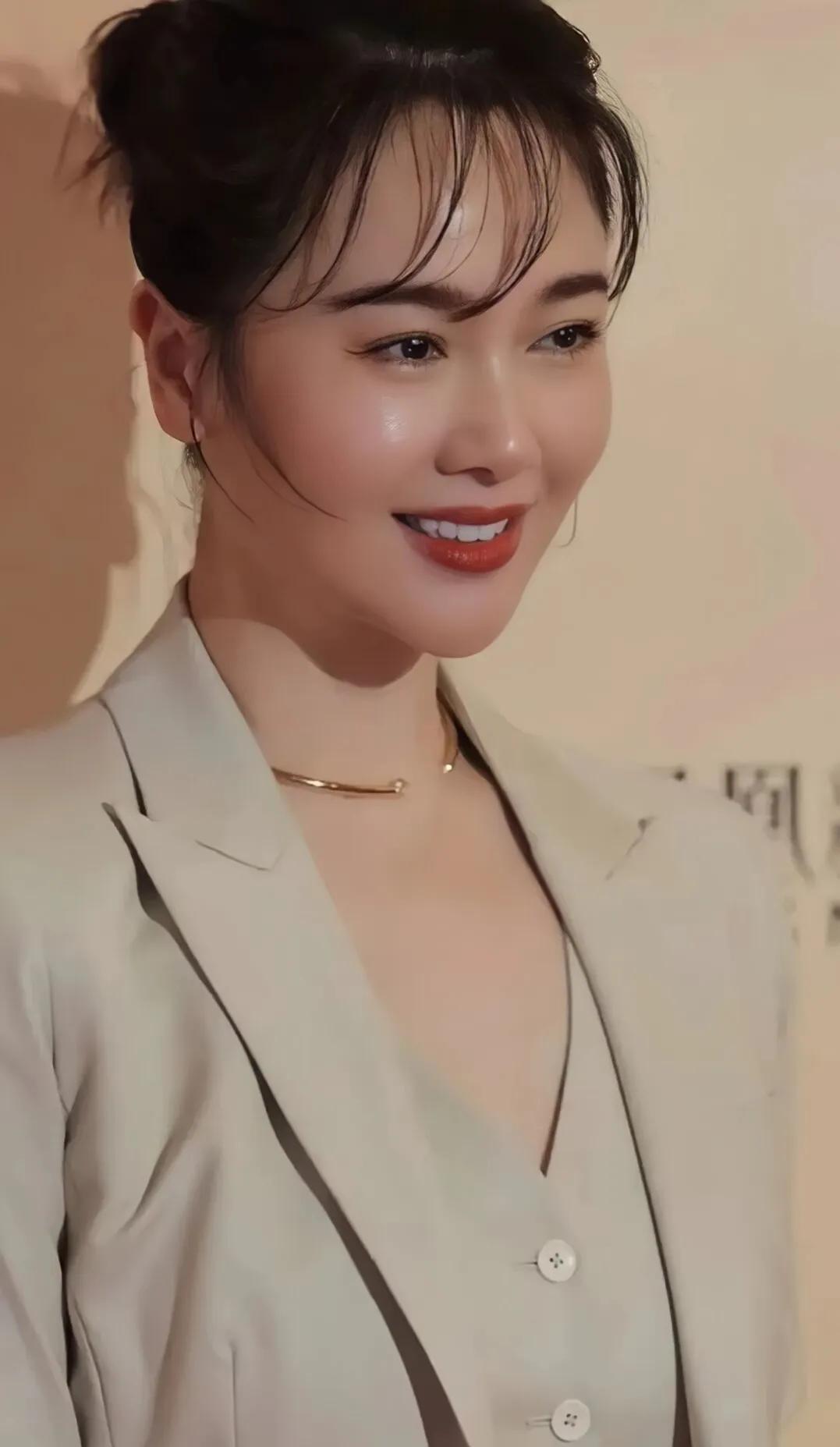 左小青腰肢柔软保养有道，美出高级感