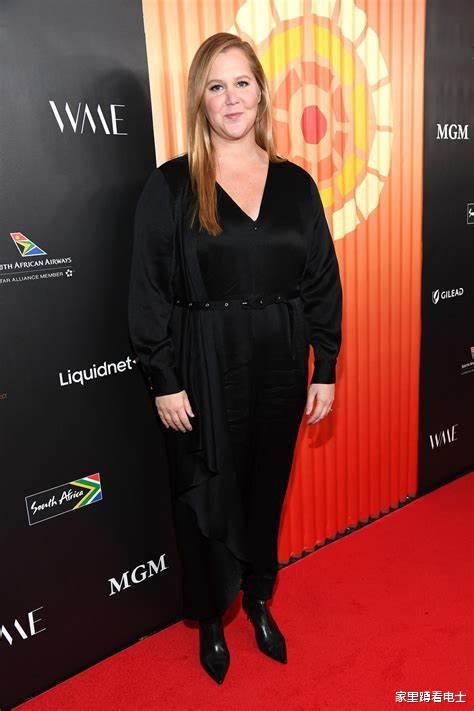 月嫂太漂亮，产妇因为自卑将其开除，好莱坞女谐星也有容貌焦虑