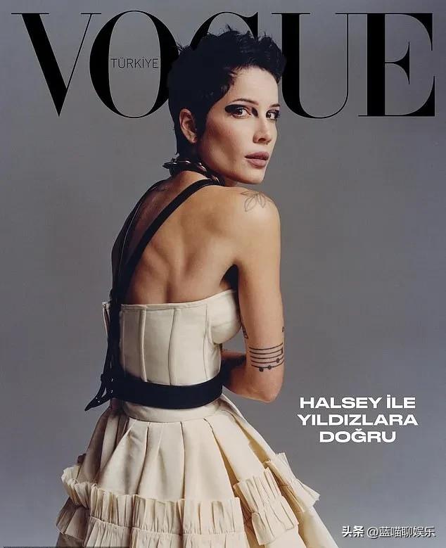 海尔希是时髦的性感女神，她连换两套连衣裙为《Vogue》拍摄封面