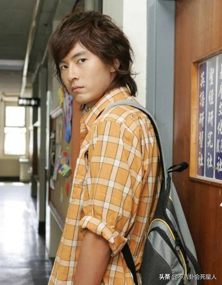 10位港台长发男星，郑伊健帅气逼人，伍佰气质狂放不羁