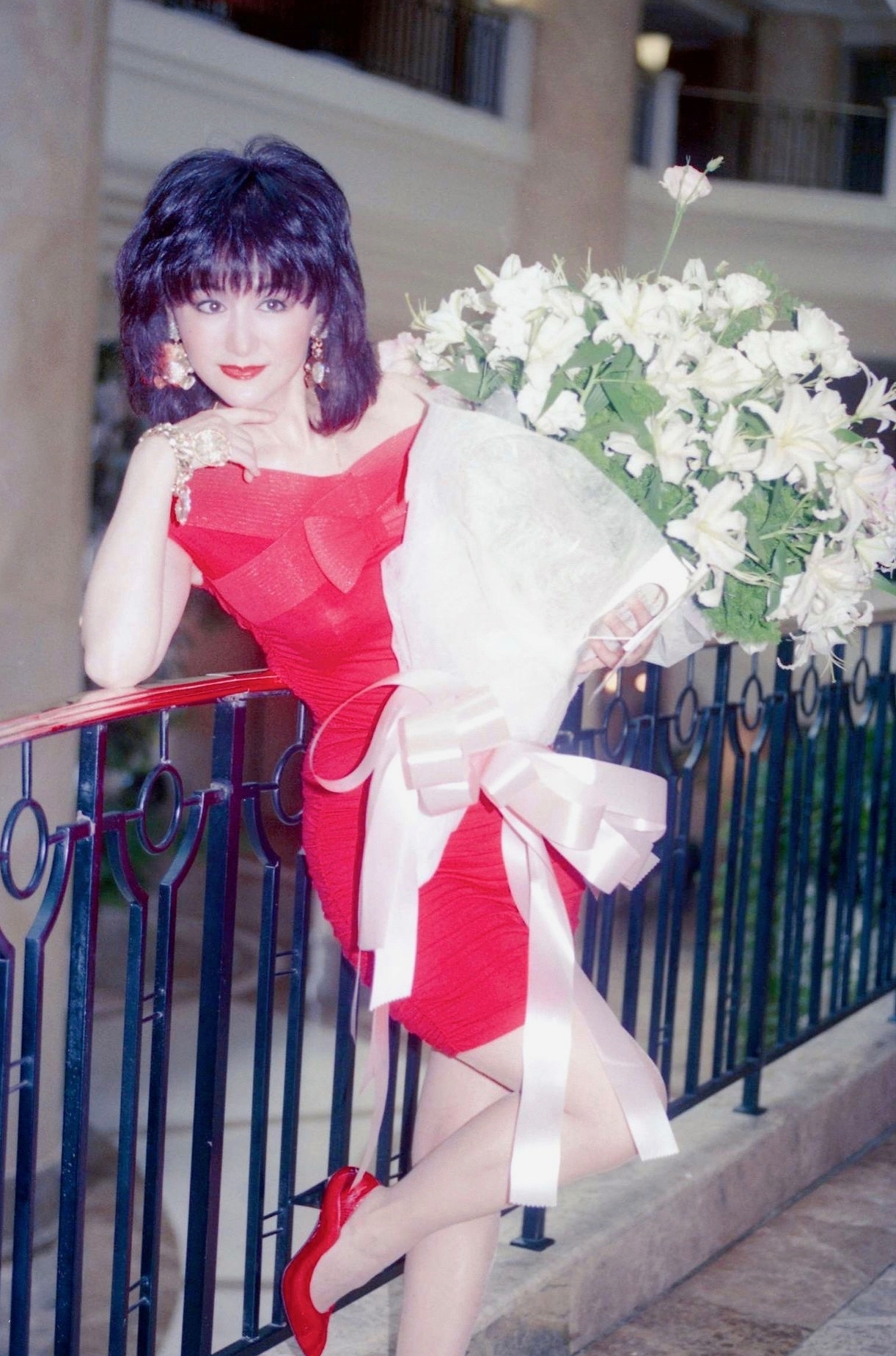 1990年,潘迎紫搭档苗侨伟等人主演电视剧《浴火凤凰》.