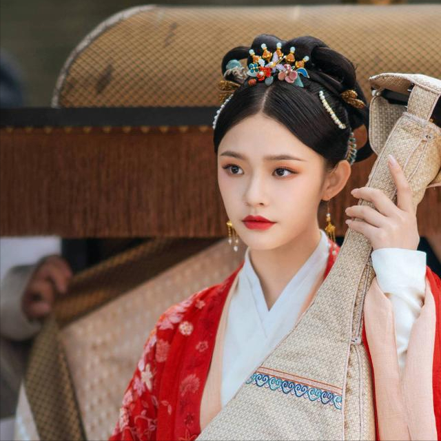 出道即巅峰的10位艺人，有人如今依旧风光，有人却早已经销声匿迹