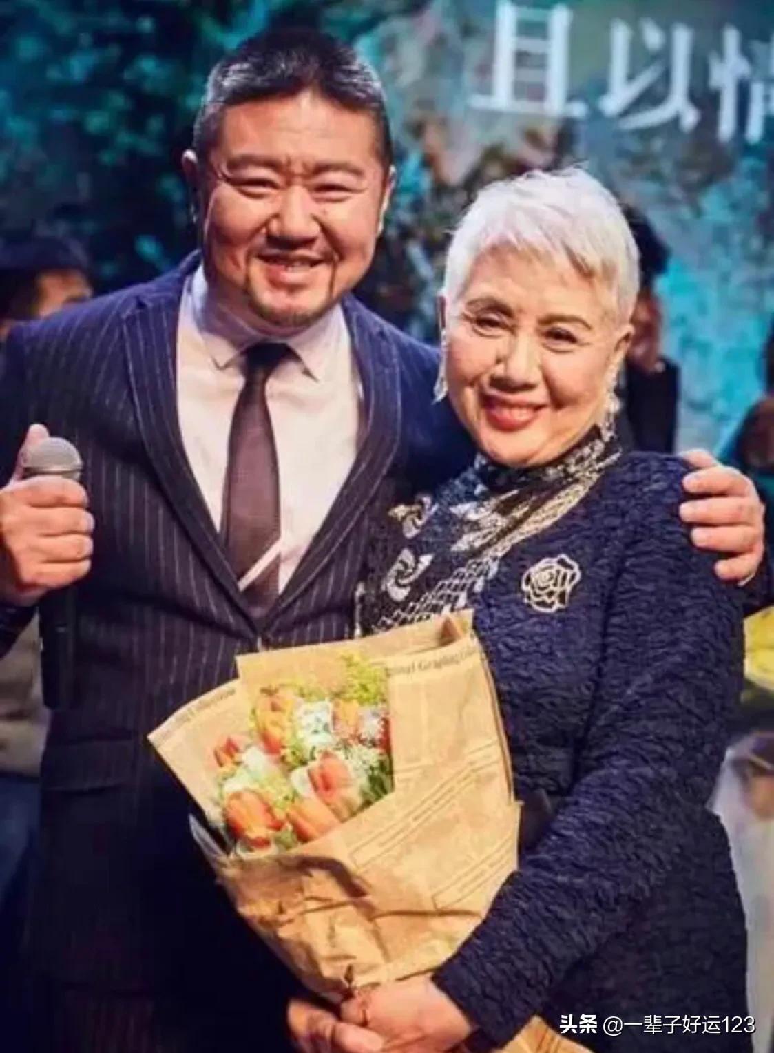 这几位上海主持人的母亲气质都很高雅，曹可凡和母亲也太像了