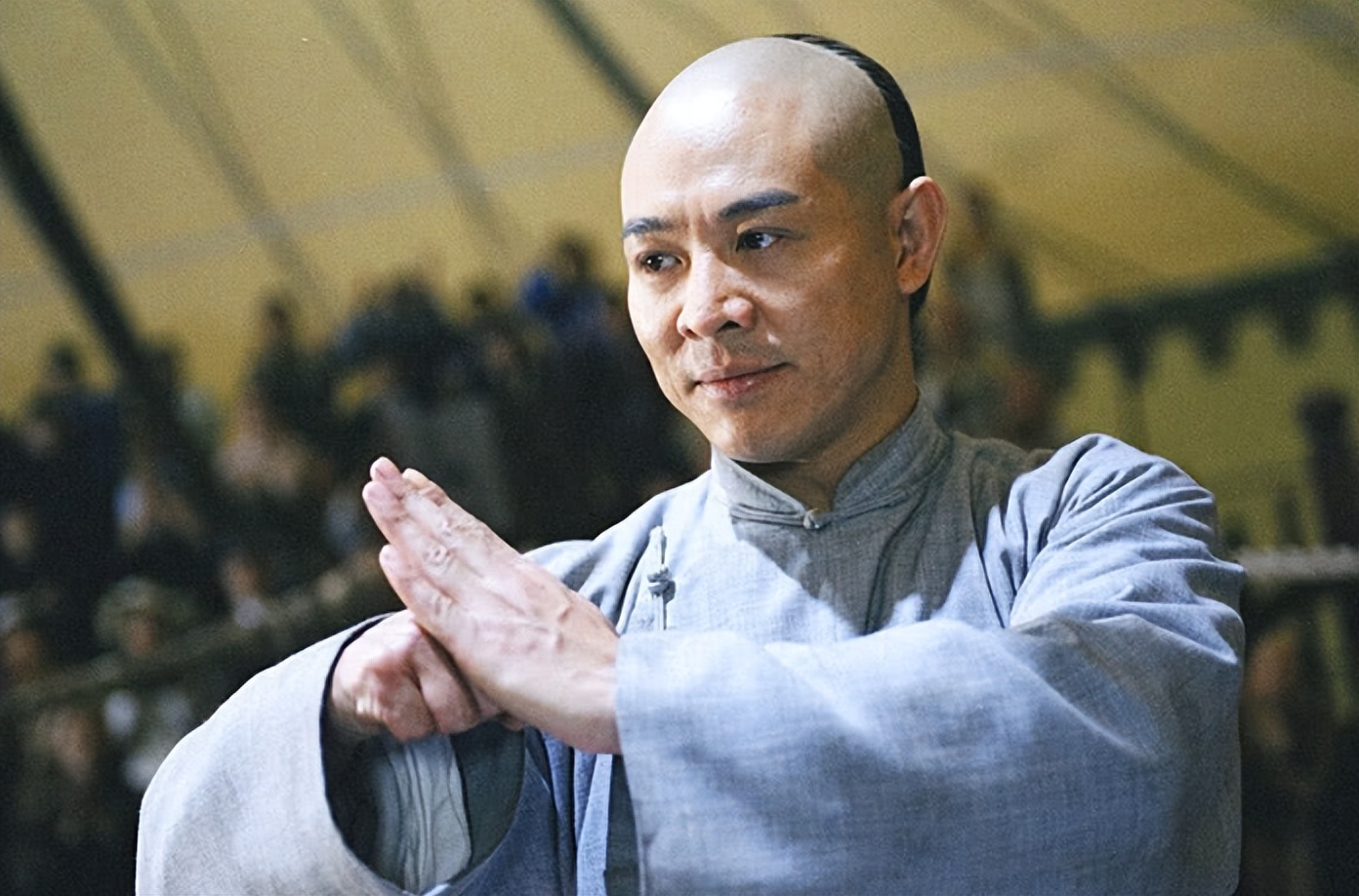 霍元甲踢馆慈禧保镖，踢了两脚后转身就走，对手站在原地纹丝不动