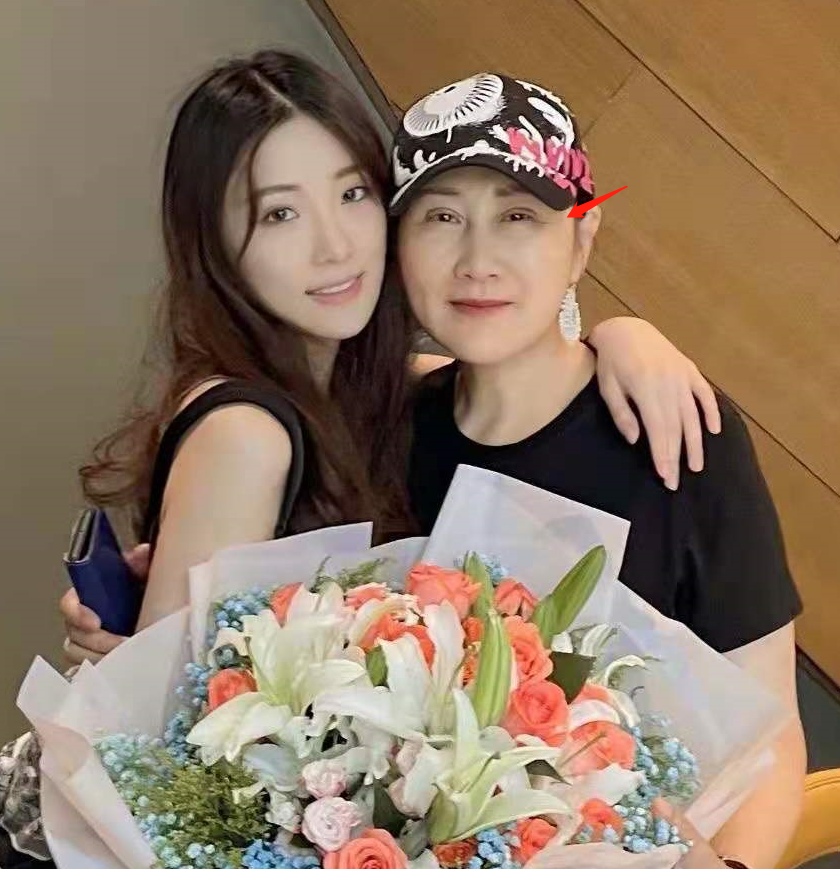 张凯丽被吐槽"演技差",代言翻车,强捧女儿,消耗了形象和口碑