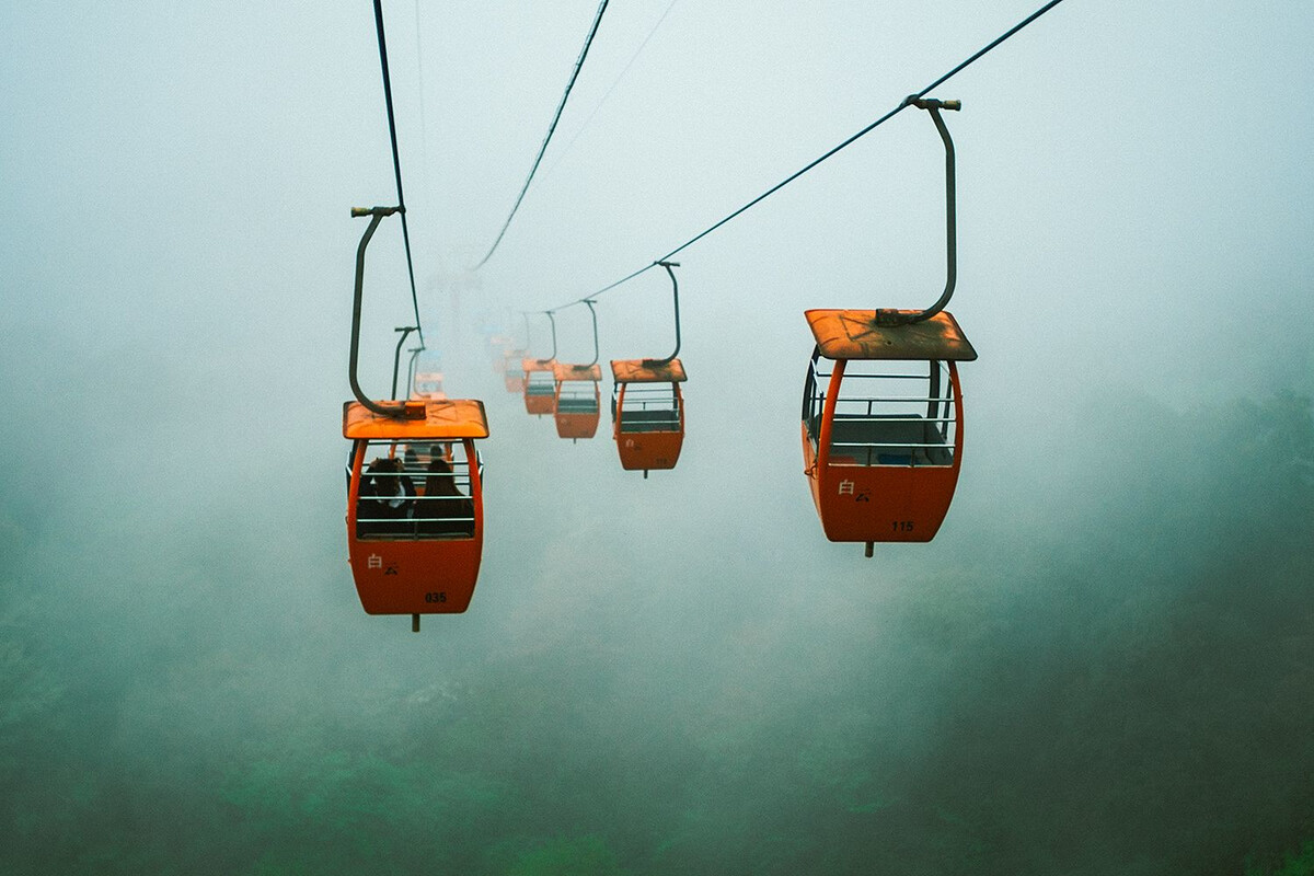 韩红《天亮了》的真相,缆车最多坐12人但塞了36人,酿成惨痛代价