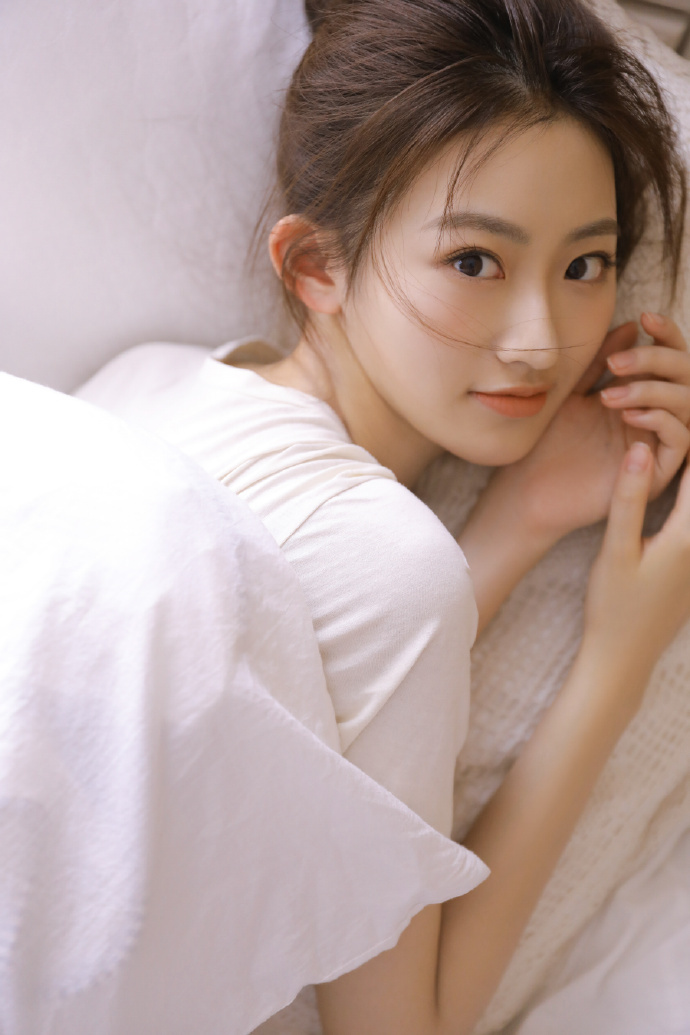 人间富贵花接班人,99年小景甜又纯又欲,曾因"裸贷"戏走红