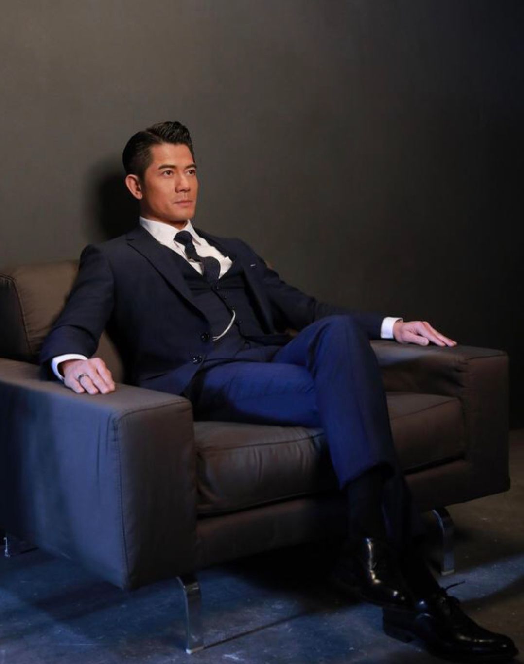 郭富城才是"反油腻"男人:西装笔挺,发型不乱,57岁不输小鲜肉