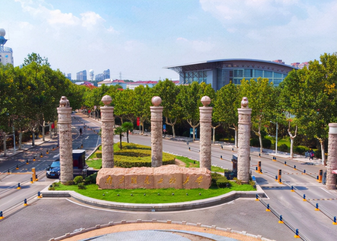 南京这所大学“改名”很成功，原名一看就是双非，改名后好似985