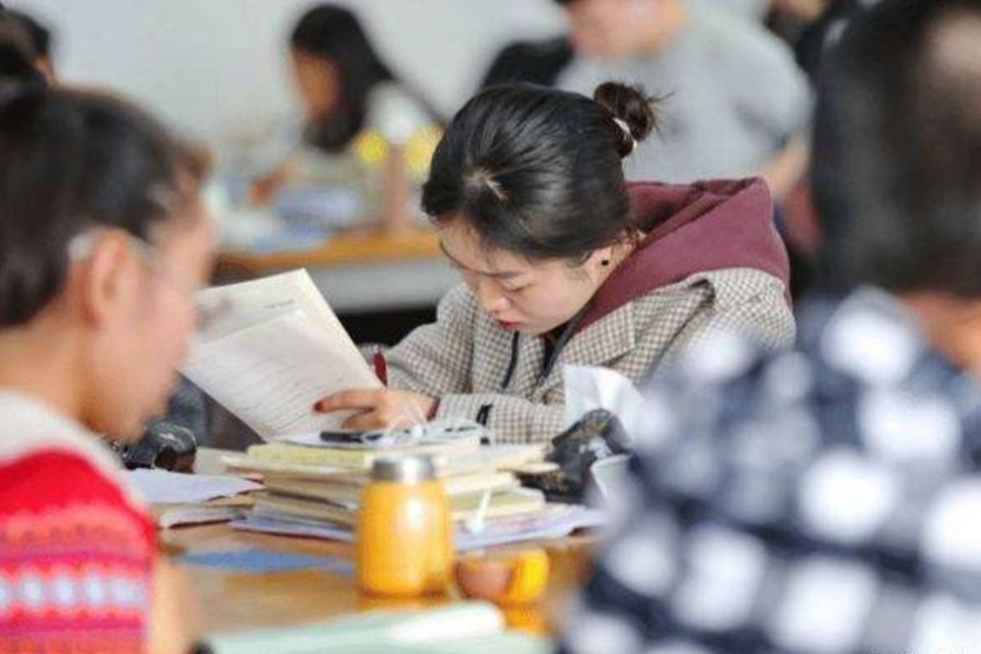 大学学费一般多少钱（普通家庭供一个硕士生）