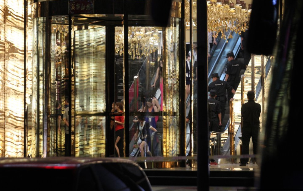 郑州“红馆”覆灭记：奢华堪比皇家一号，出动十五辆警用大巴抓人