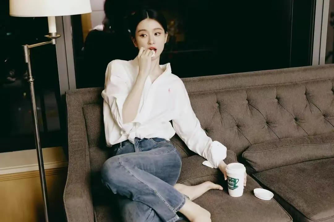 乔欣白衬衫牛仔裤的慵懒随意穿搭