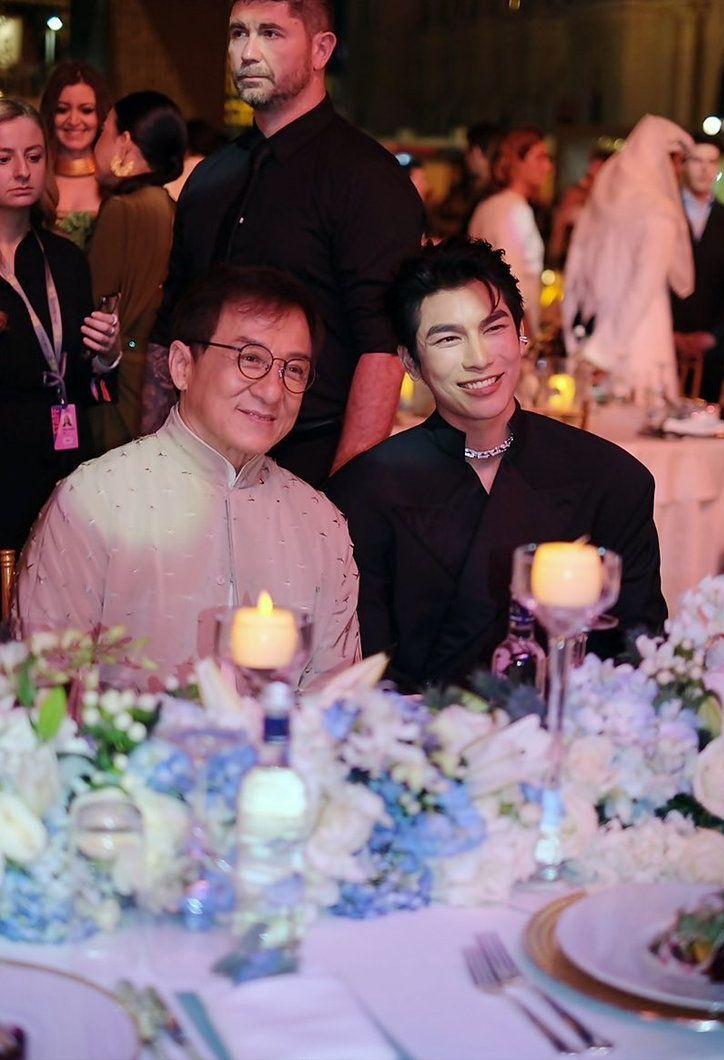 68岁成龙参加沙特电影节,与世界名模推杯换盏,被泰森紧紧抱住