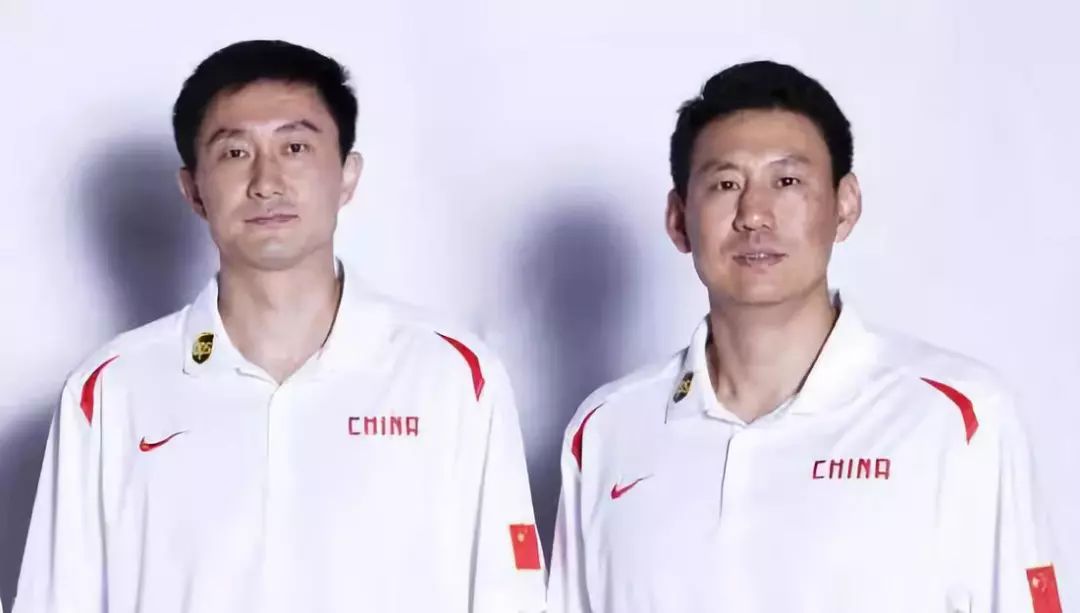 李楠是哪个cba队教练（杜锋和李楠，甜蜜合照！他们是男篮历史上被骂最多的2位主教练？）