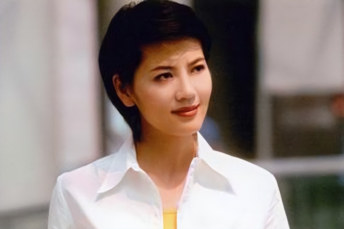 沈冰从小就喜欢体育项目,只是唯独不懂足球,可她漂亮的容貌也给直播室