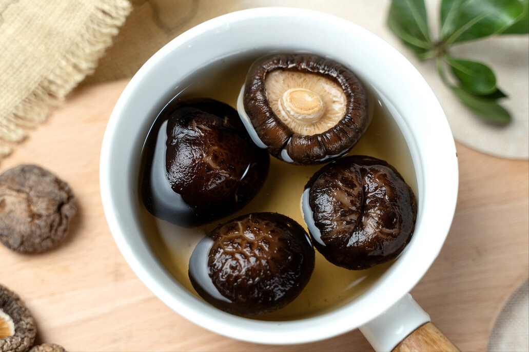 接下来,重新准备一锅温水,把洗好的蘑菇放回去,然后你需要加入第二种