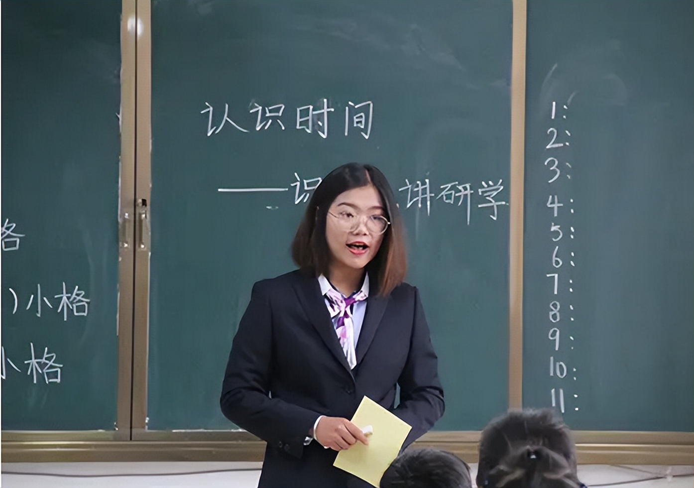 福州某高校女教师走红,明眸皓齿精致红唇,满满"港风"美女气质