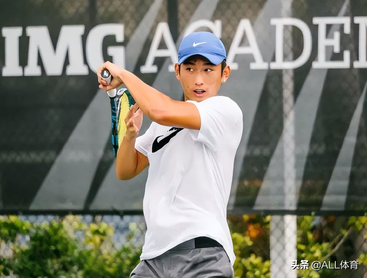 商竣程斬獲草地首勝（三盤險勝晉級！小將商竣程擊退世界第80，迎職業(yè)生涯草地首勝）
