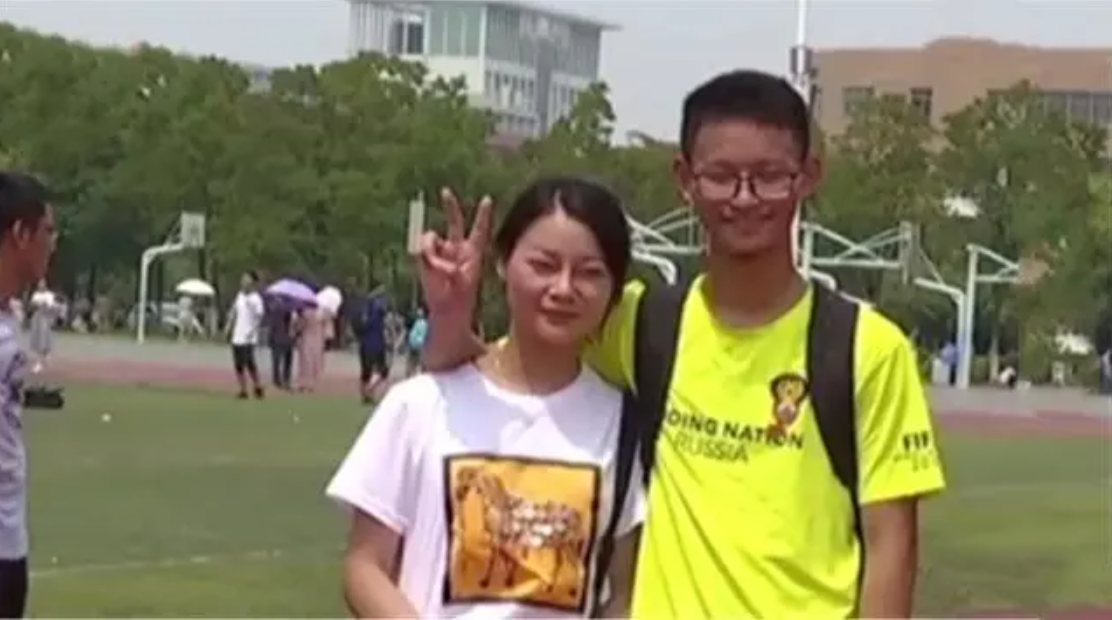 王恒杰：高考考场外跪地谢母，为心中理想放弃985名校