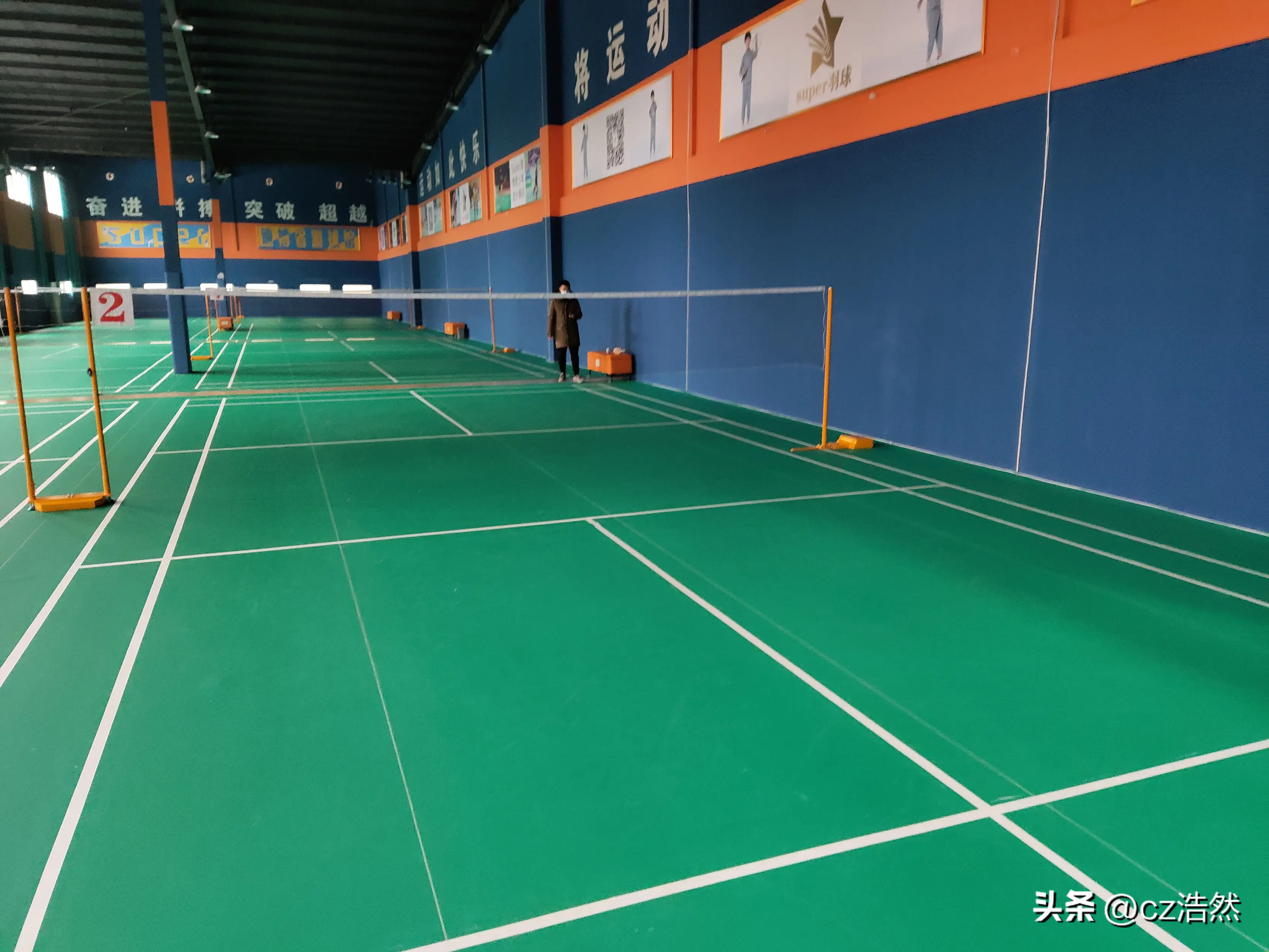 羽毛球场地的划线是怎样的(羽毛球场的尺寸以及划线时的注意事项)