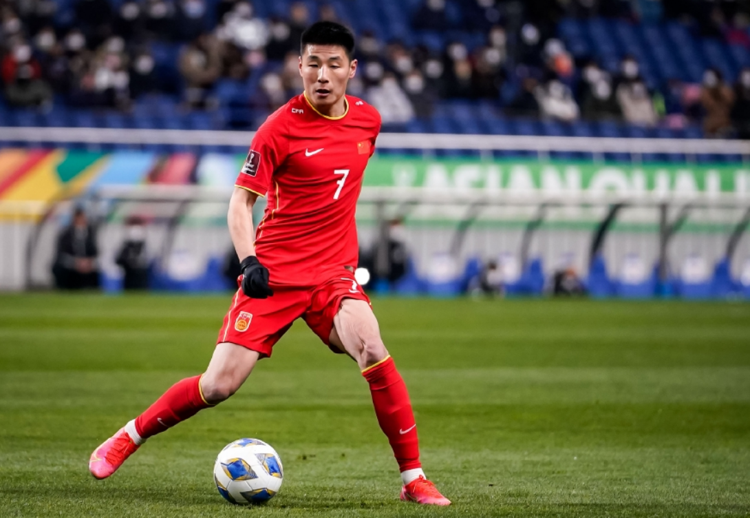 日本守门员球衣是黄色,国足第一脚射门是第68分钟)