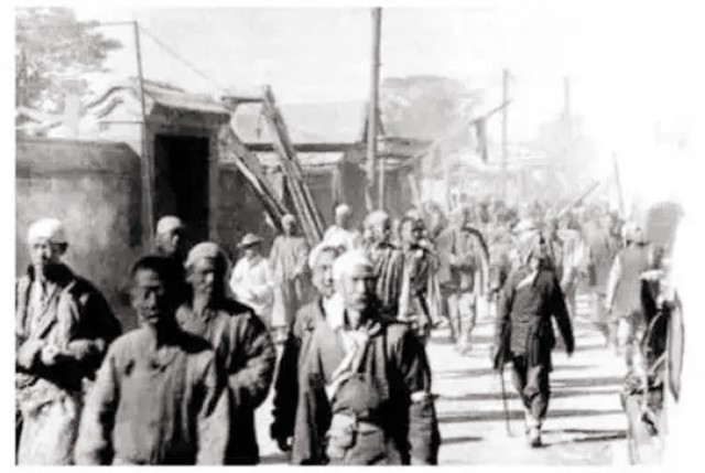 死相难看的日本将军，夜里遇到我军突袭，小兵从屁股处把将军捅死