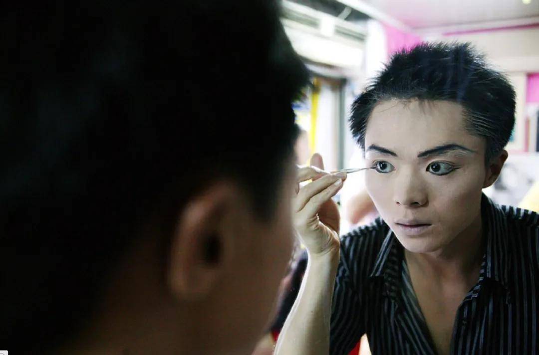 为爱“变性”李二毛，上半身是女下半身是男，后被抛弃惨死出租屋