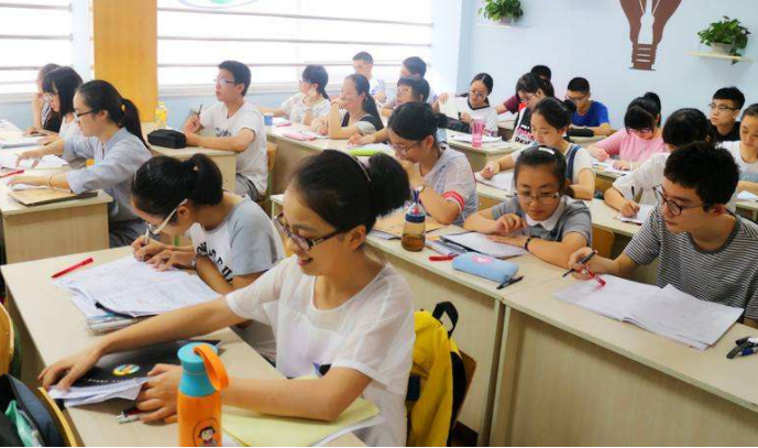 中考后要不要上初升高“銜接班”？班主任這樣說(shuō)，家長(zhǎng)：錢白花了