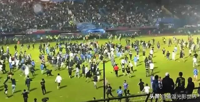 足球打球迷(印尼足球比赛发生骚乱，严重球迷冲突已导致129人死亡，令人悲痛)