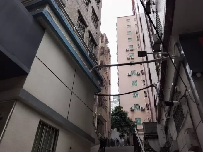 骑着外卖车的富士康工人,决定把家安在深圳