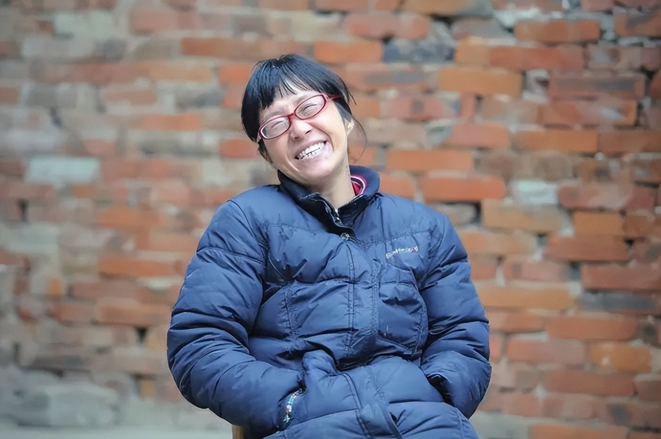 诗人余秀华：好不容易脱离苦海，转身又跳进火坑，图啥呢