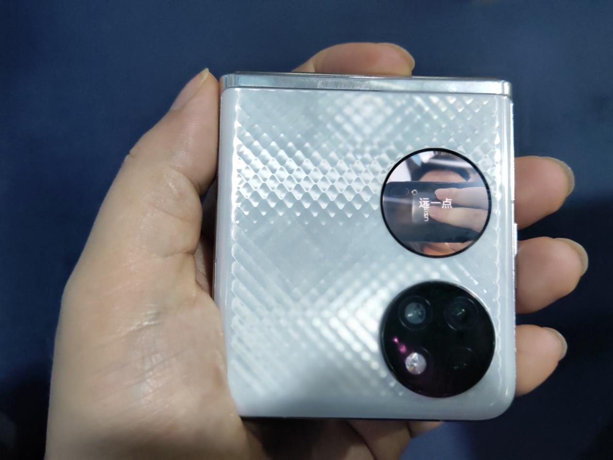 华为P50 Pocket上手体验：像个胭脂盒，但它却更智能