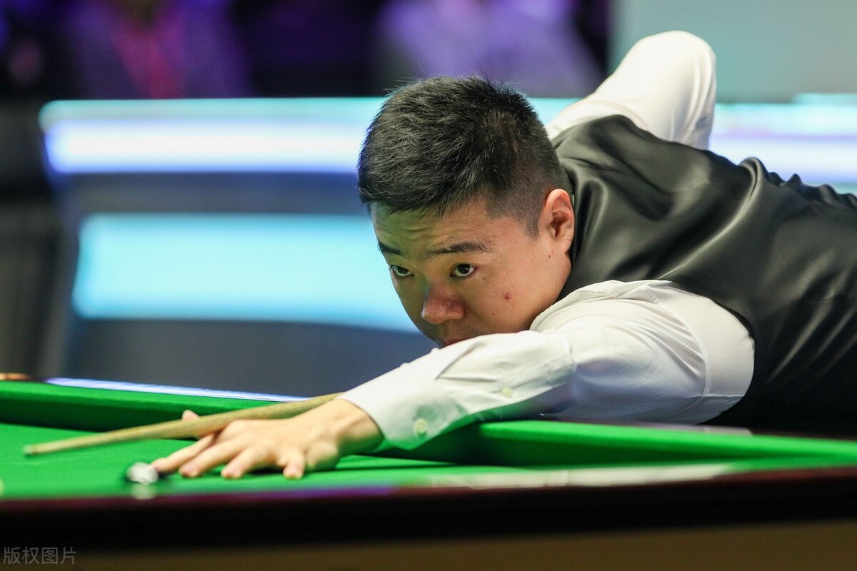 丁俊晖vs霍金斯（丁俊晖逆境大爆发6比3击败霍金斯，为中国军团斩获英锦赛正赛首胜）