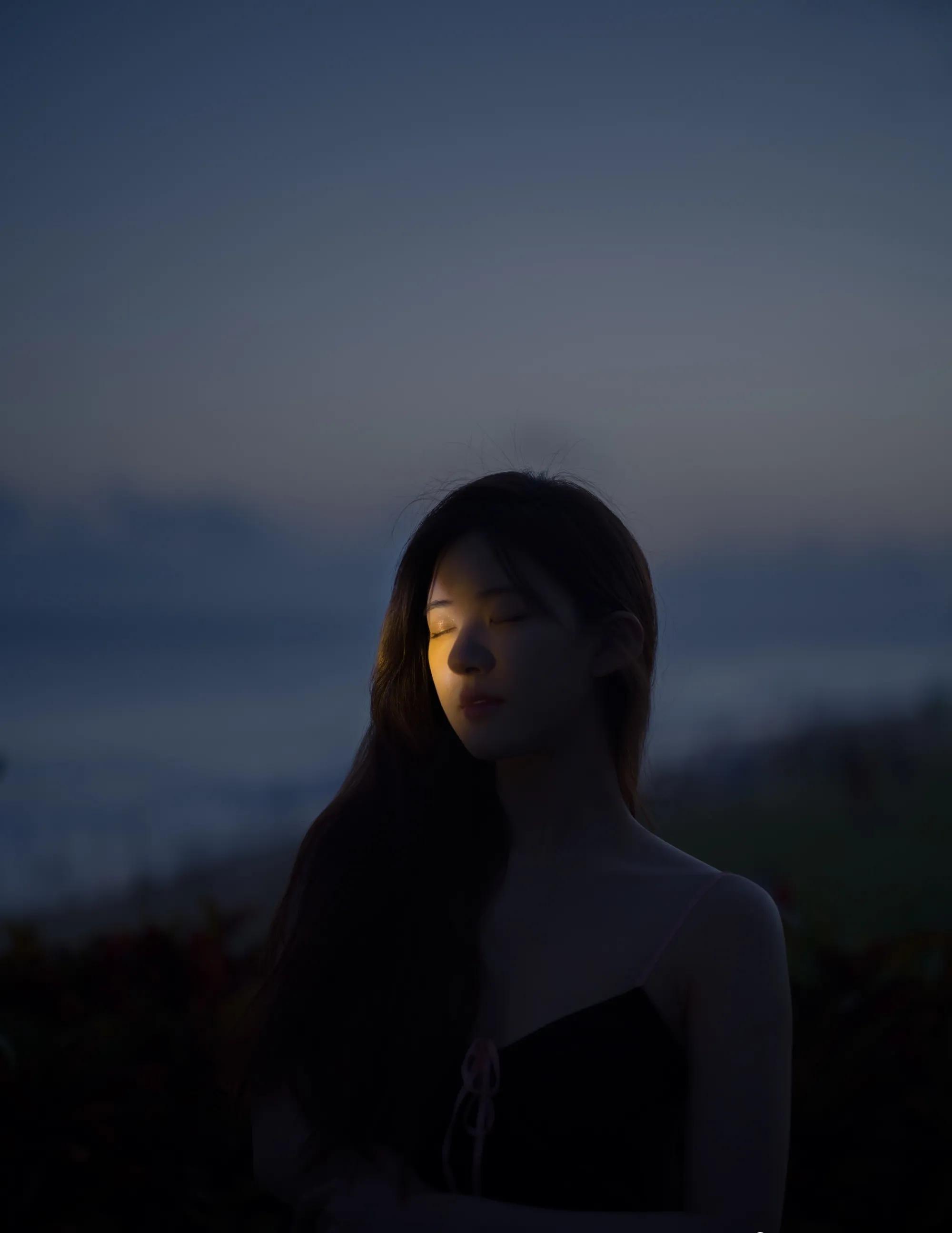 从网红成长为明星，赵露思甜美写真欣赏