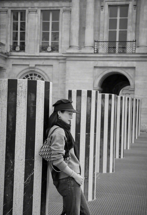 章子怡发布黑白滤镜旅行随拍 笑容甜美状态超好