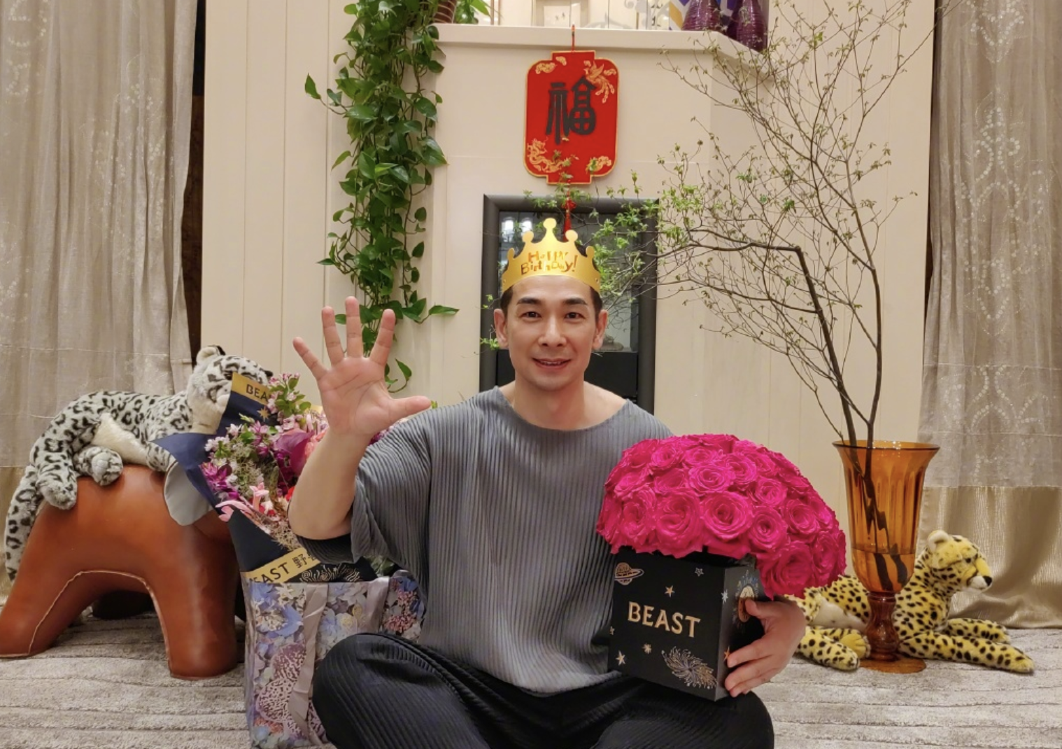 赵文卓晒庆生照，50岁依然精神矍铄满头乌发，获大女儿写信送祝福