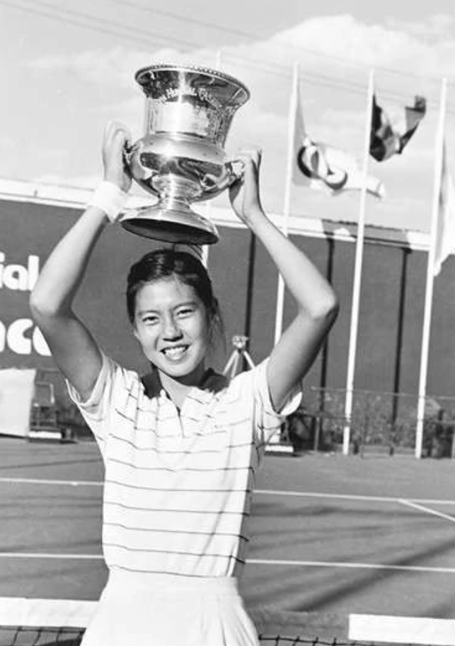 网球少女15岁(40年前，网球天才少女叛逃美国，如今态度大变，高调回国只为捞金)