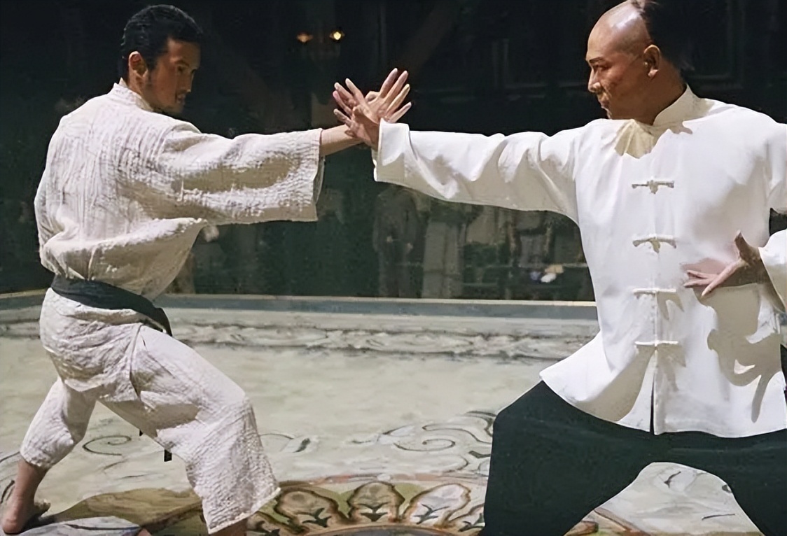 霍元甲踢馆慈禧保镖，踢了两脚后转身就走，对手站在原地纹丝不动