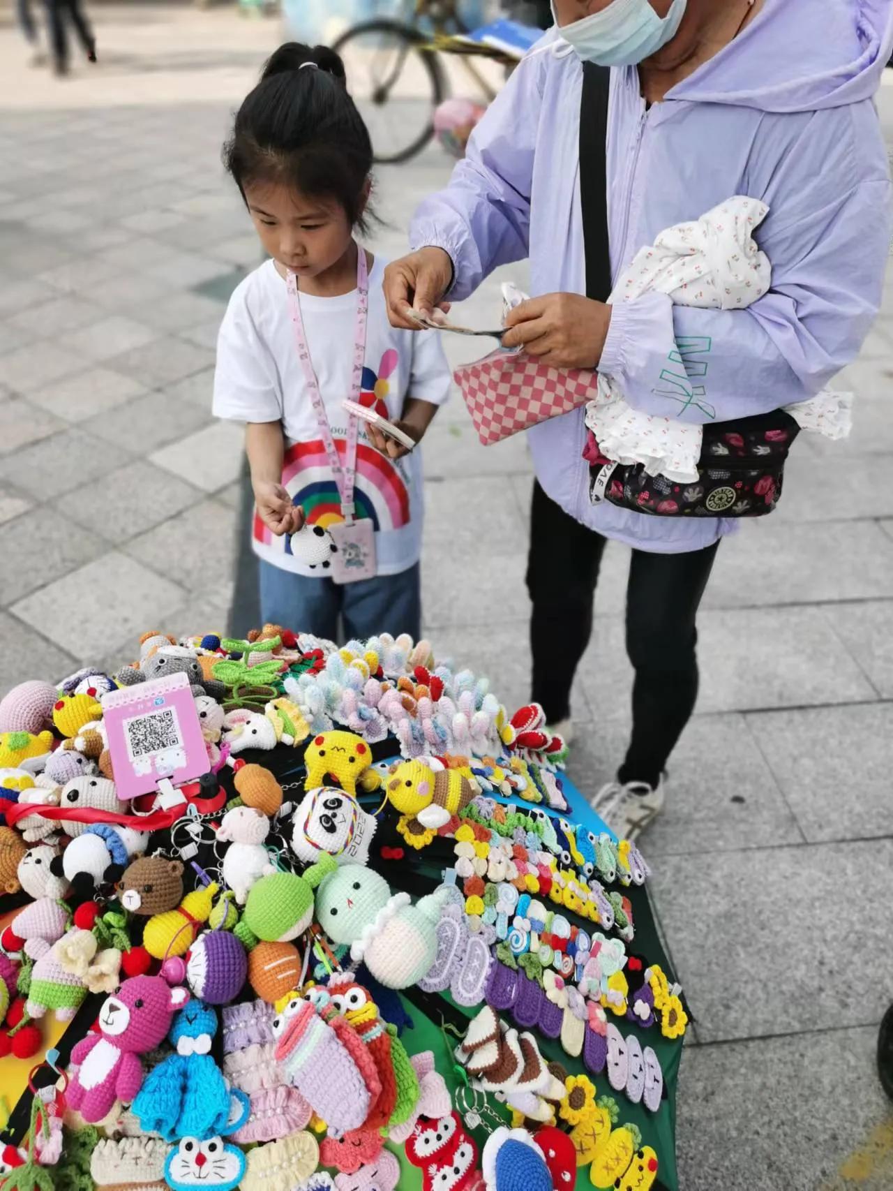 拍短视频门口摆摊(幼儿园门口摆摊，2小时卖了350块钱，两天的生活费足够了)