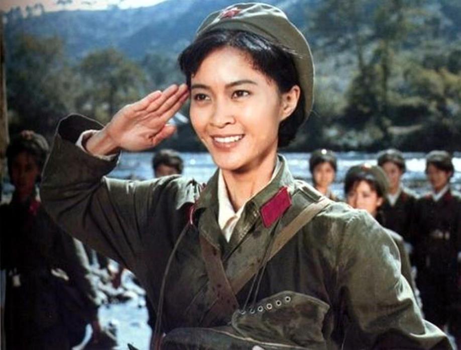 赵丽丽产生了裂痕,他带着苦恼奔赴前线,却与未婚妻的妹妹赵真真相遇