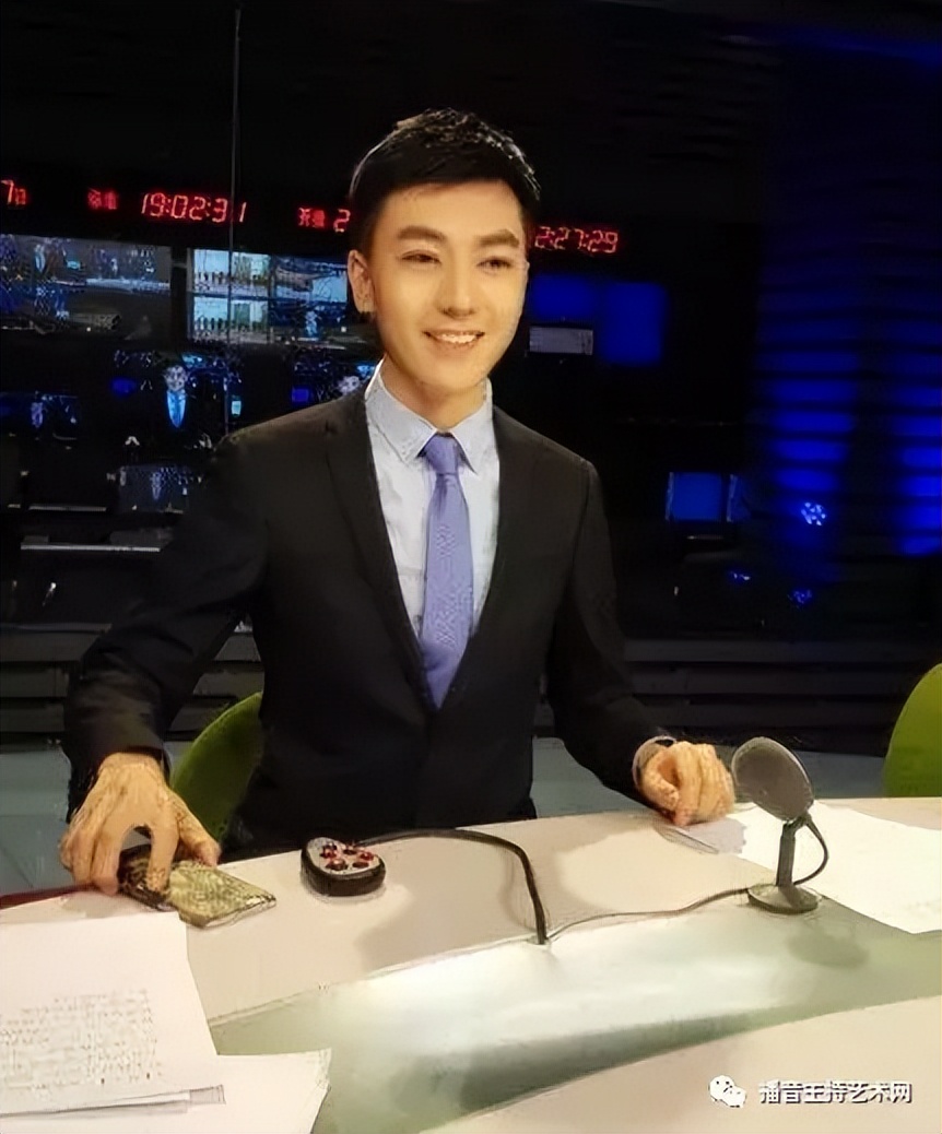 央视90后男主播李泽鹏爆红：明明可以靠脸吃饭，却要靠才华