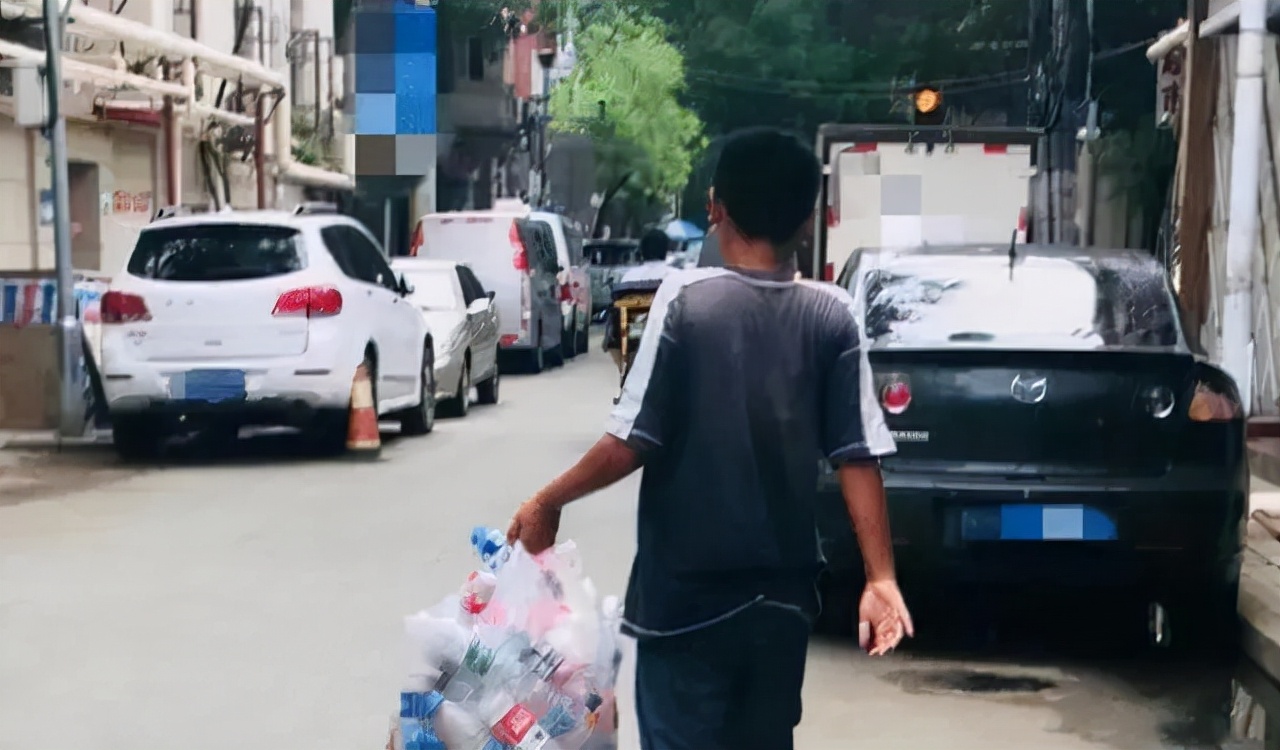 17年前，浙江19岁男孩背着母亲上大学，29岁不顾反对变性为女人