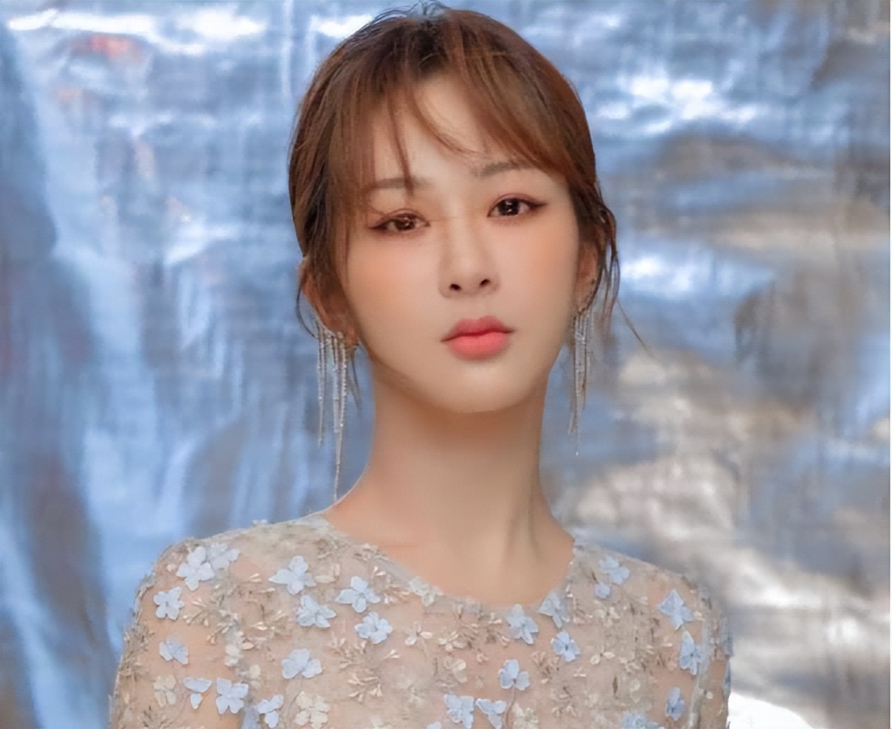 痘痘脸、赘肉、五五分！生图里的女星，让我看见了人间真实