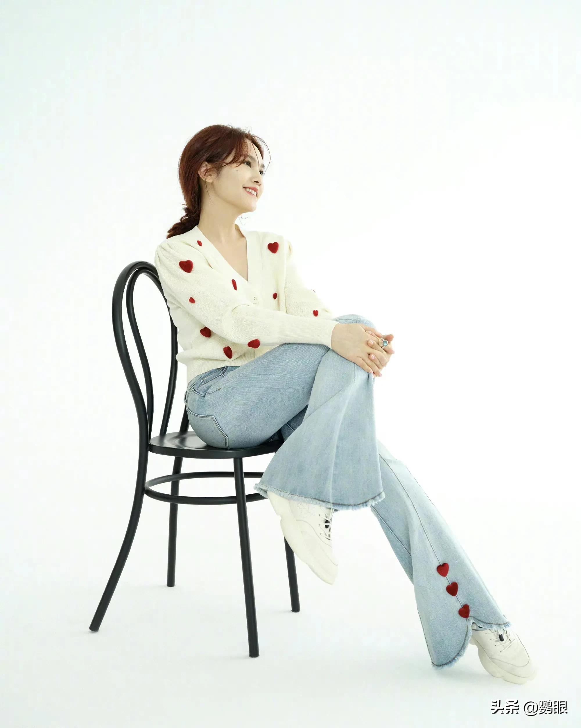 杨丞琳最新瑞丽写真，天空十分美，人更美