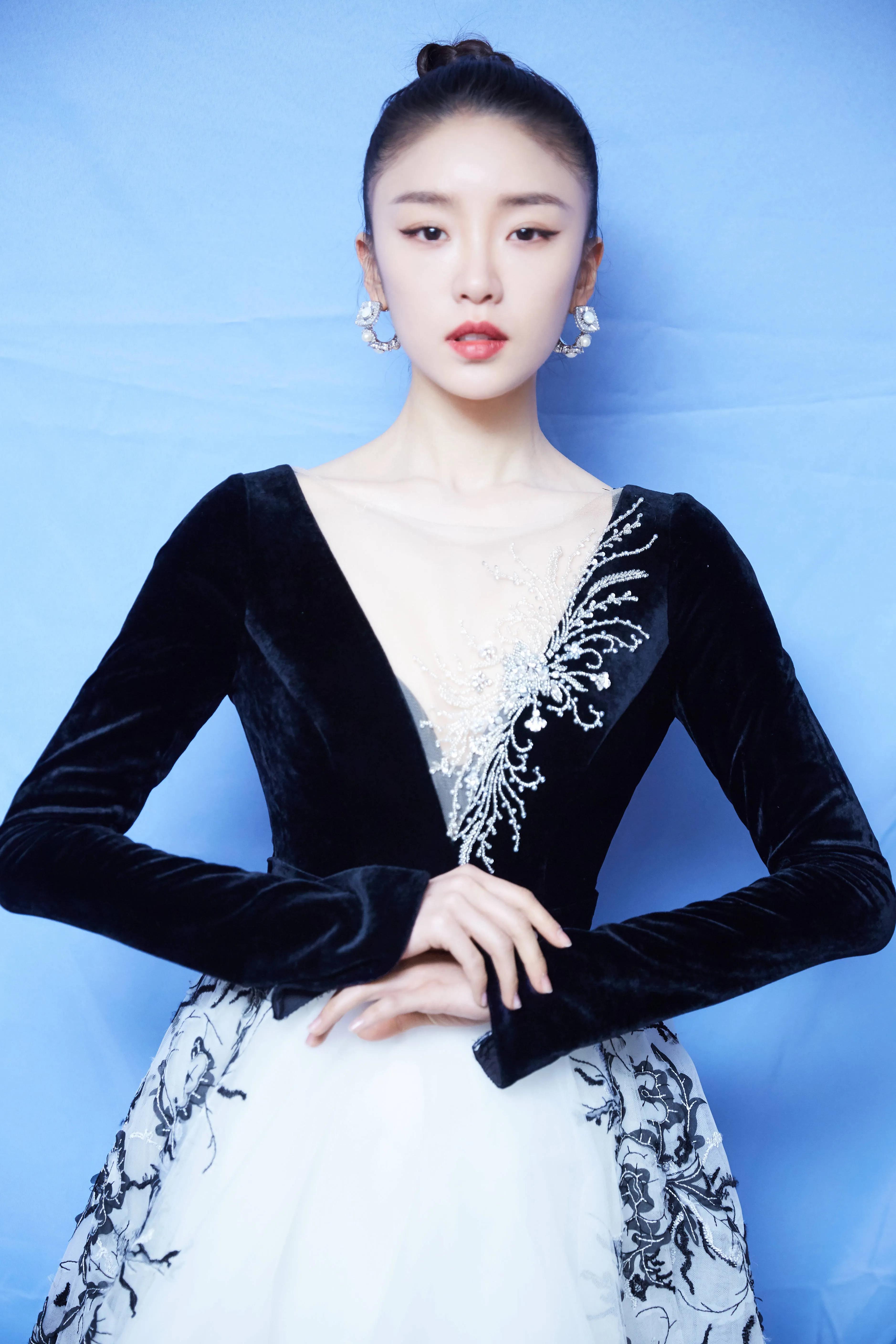 张月:一位冉冉升起的女星,穿衣,打扮越来越有品味