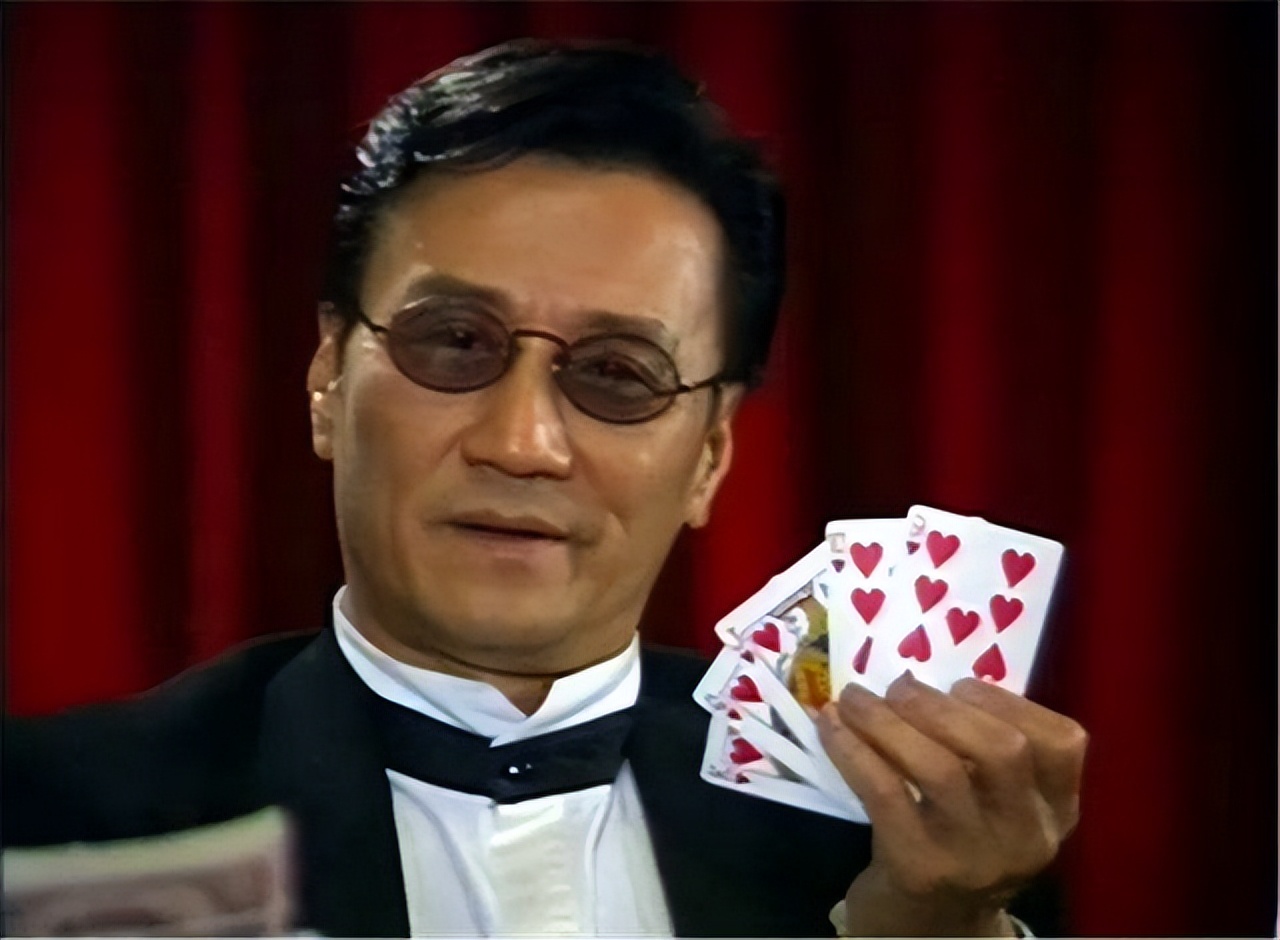 而由他扮演的一代赌王罗四海,也是香港影史上的第一个赌王形象,在当时