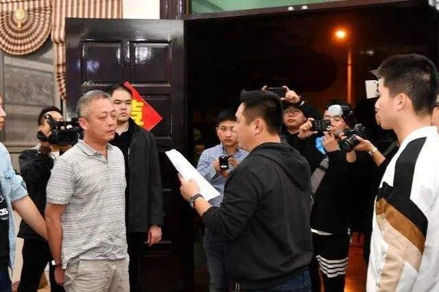 海南黑老大黄鸿发，警方突击抓捕，被捕时狼狈大喊“我没动”